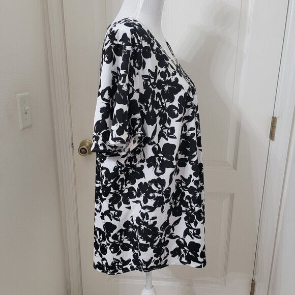 Lane Bryant Size 18/20 White with Black Floral Pattern V Neck Blouse - Picture 5 of 12